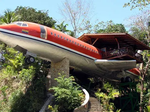 Самолет посреди джунглей, превращенный в красивый дом для отдыха.