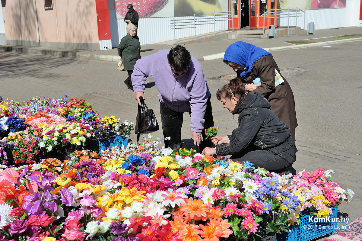 Праздник «Родительское» перед Троицей. Какие цветы нужно приносить к усопшим на могилу.