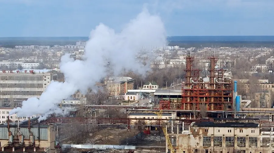 В Северодонецке с химкомбината «Азот» начали выходить мирные жители. На заводе заблокировано 400 военных ВСУ