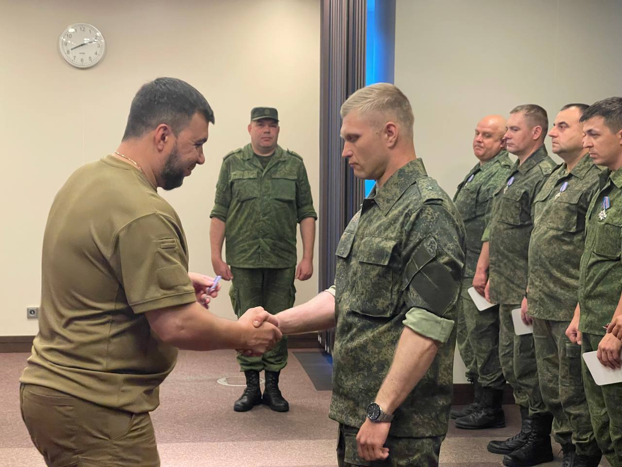 🎖 Глава ДНР вручил награды бойцам в День России