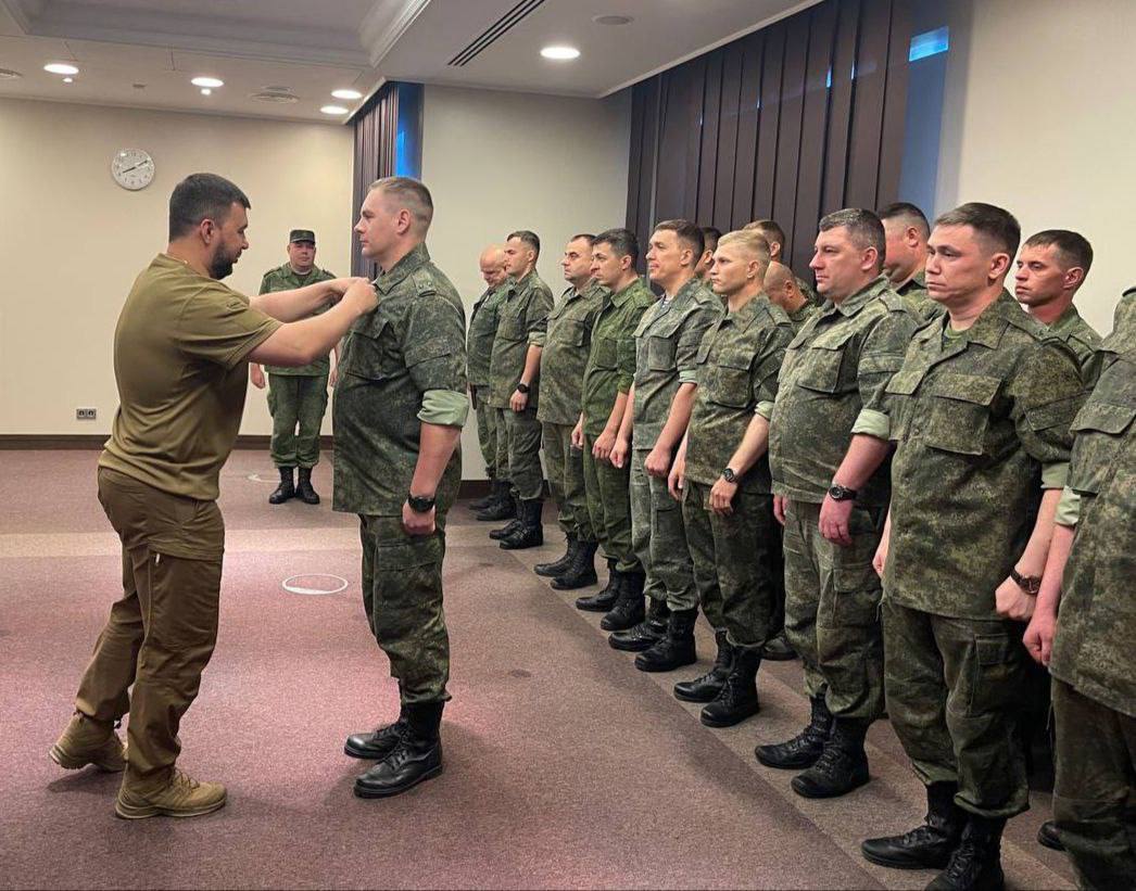 🎖 Глава ДНР вручил награды бойцам в День России