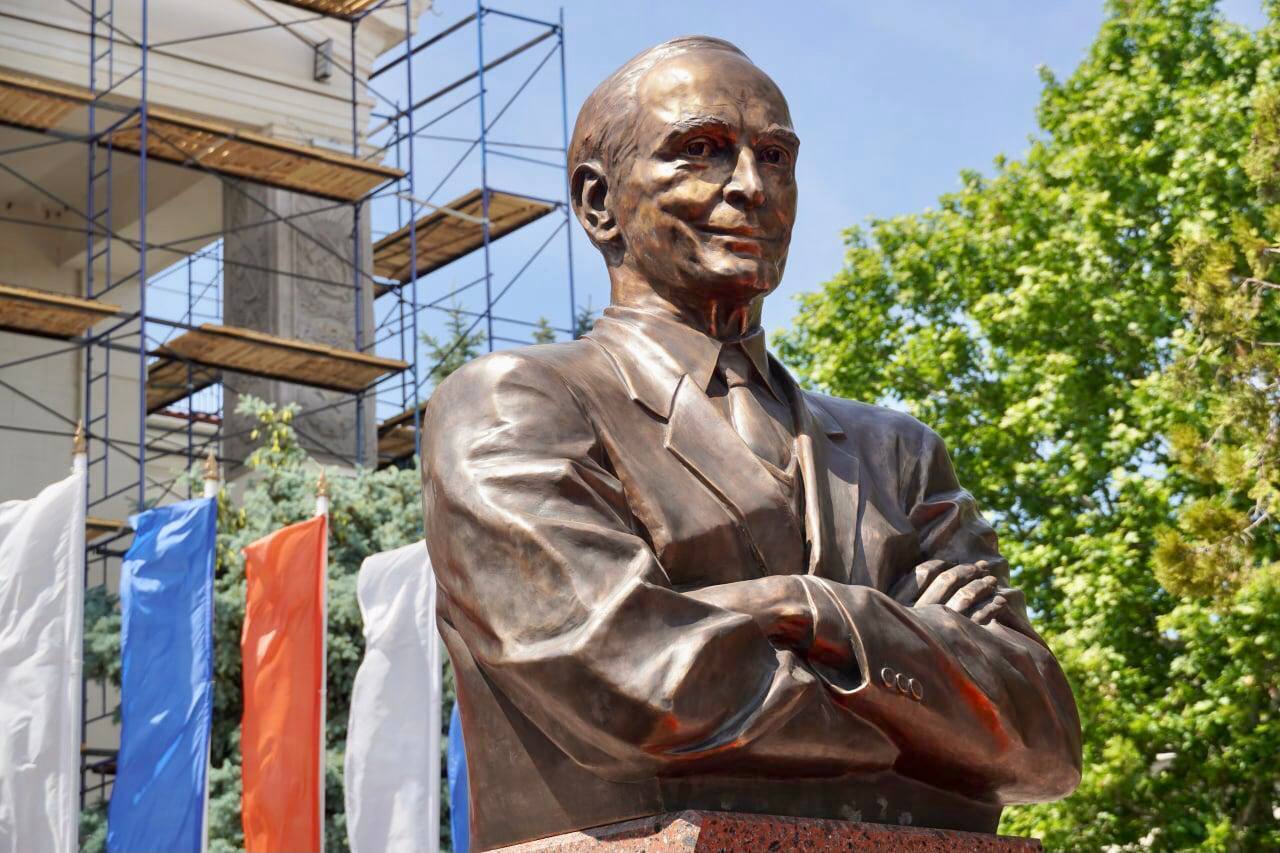 В Керчи открыли памятник Василию Лановому.