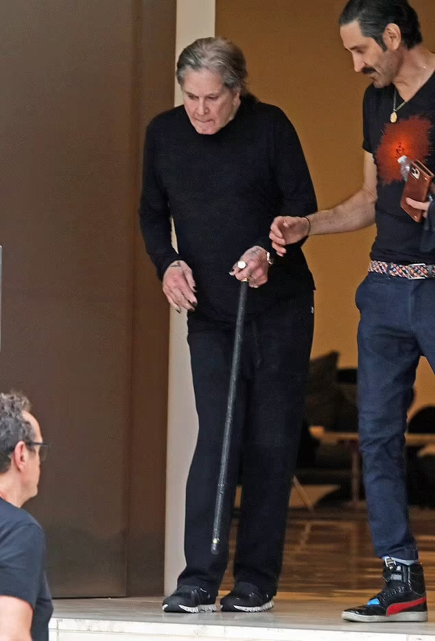 Как выглядит 73-летний Оззи Осборн сейчас: как самочувствие сегодня, почему ему предстоит серьезная операция и с какой болезнью Оззи борется 25 лет?