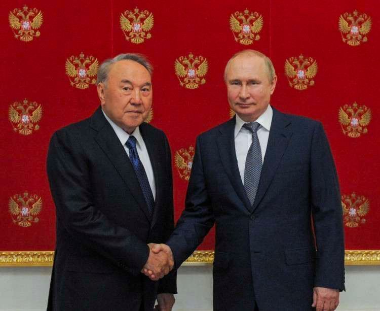 Путин встретился с Назарбаевым в Москве, сообщается на сайте экс-президента Казахстана.