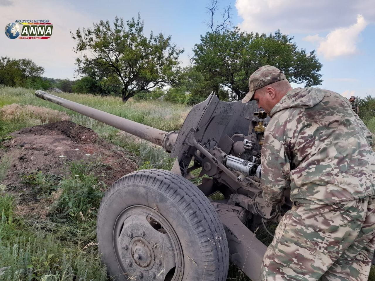 Республиканская артиллерия работает по позициям укронацистов в окрестностях Тошковки.
