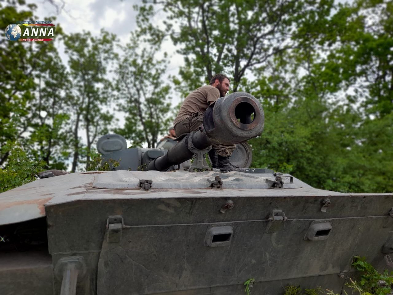 Республиканская артиллерия работает по позициям укронацистов в окрестностях Тошковки.