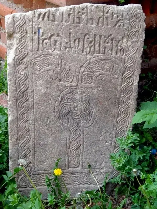 Не подбирайте старые могильные плиты. История из жизни