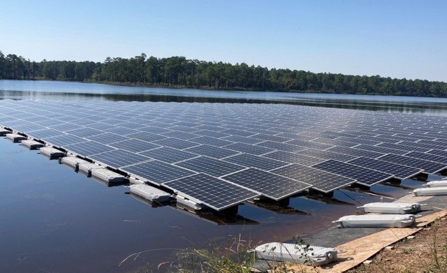 В вооруженных силах США запустили первую плавучую солнечную электростанцию вблизи Форта-Брэгг, Северная Каролина.