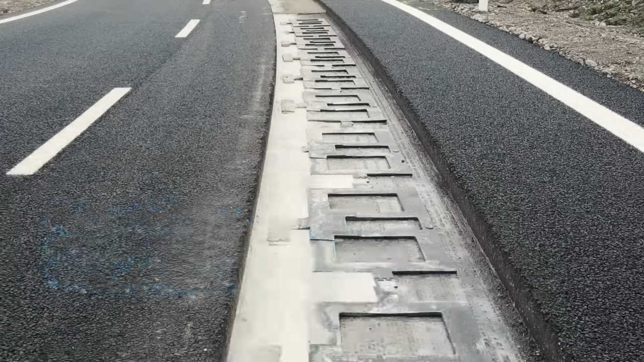 Дорога с подземными катушками подзарядила электромобиль во время движения