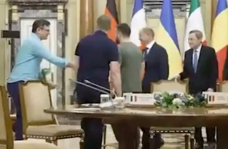 Глава украинского МИД Дмитрий Кулеба пришел на встречу с европейскими лидерами на костылях и в гипсе