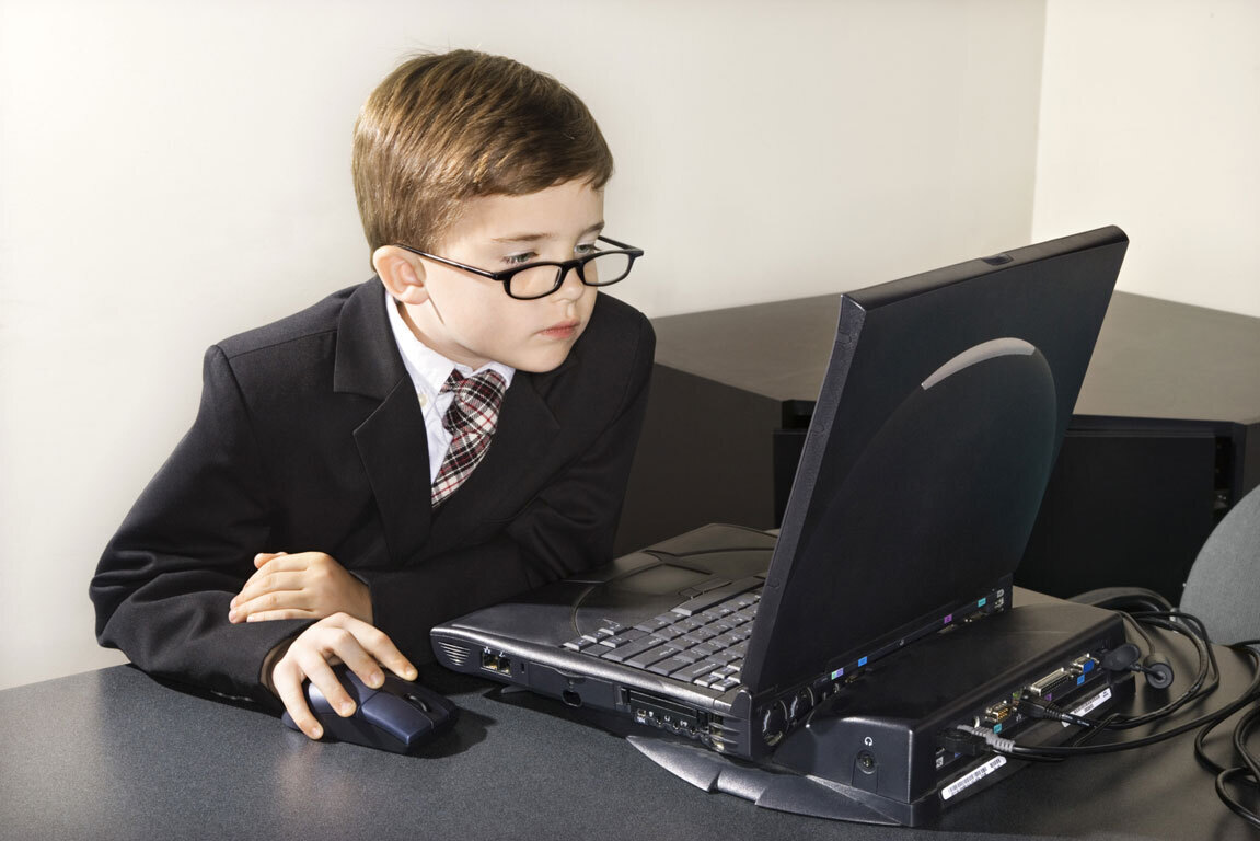 Мальчик сидит за компьютером