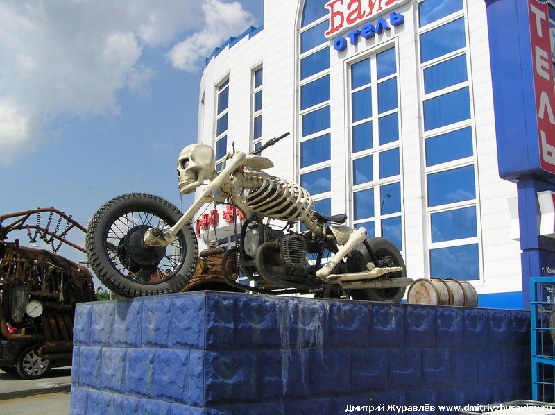 Байк отель: шедевр отельера, расположенный на трассе М-4 Дон, Каменск-Шахтинский район. Лучше один раз увидеть, чем 100 раз услышать.