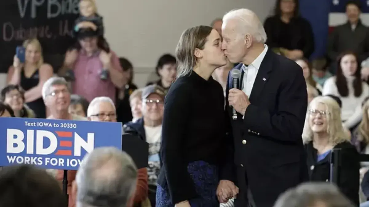 Дочь Байдена рассказала, как принимала душ с отцом-политиком. Копия дневника оказалась реальной, ФБР подтверждает подлинность