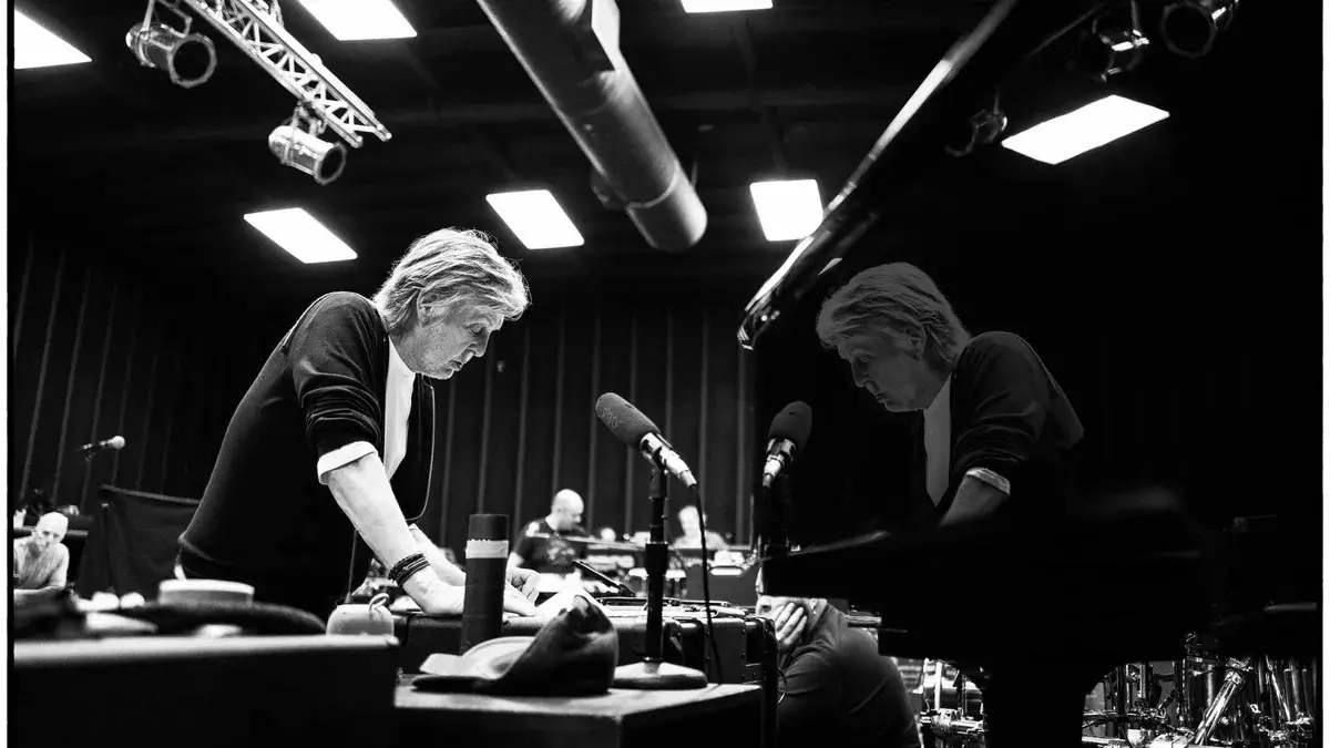 Рок-звезда, сооснователь легендарных «жуков» The Beatles Пол Маккартни отмечает 80-летний юбилей в турне по Америке