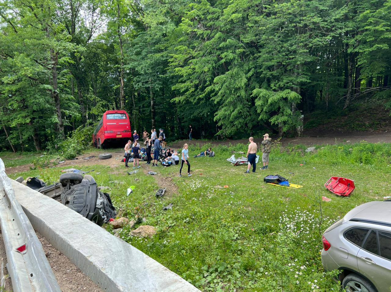 На Кубани автобус врезался в дерево из-за отказа тормозной системы, пострадали 11 человек. Проводится проверка.@izvestia
