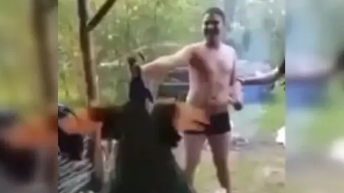 На Украине сын местных предпринимателей купил павлина, а после зверски убил его. Видео попало в сеть