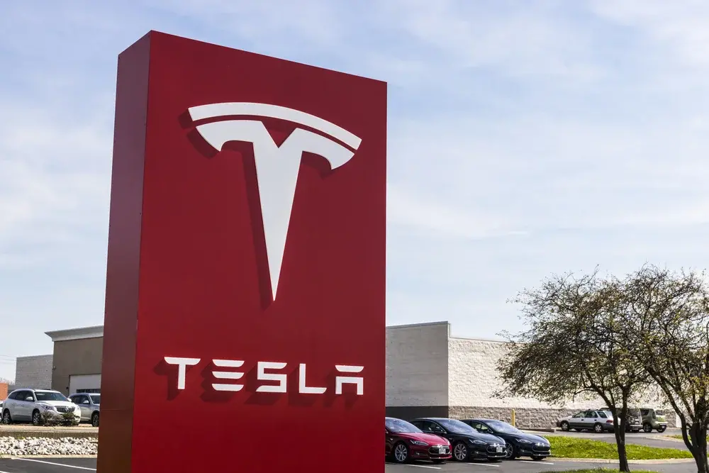 Как TESLA придумали идеальный логотип