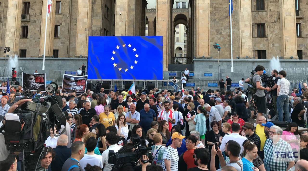 В Грузии аналог «Майдана», на акции протеста вышли тысячи людей.