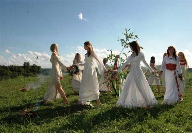 День летнего солнцестояния 21 июня 2022 года: что это за праздник, что можно и нельзя делать? Приметы, обряды и гадания