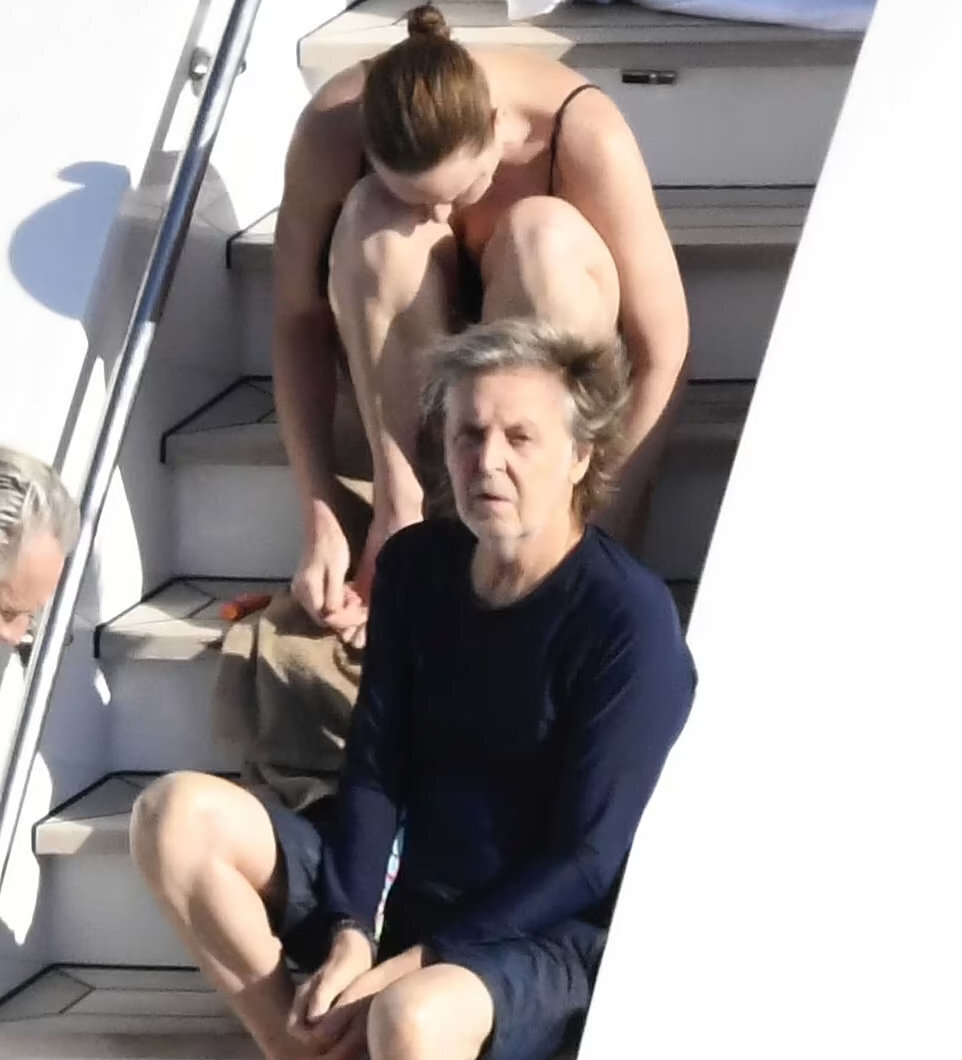 Как выглядит 80-ти летний Пол Макартни сегодня, июнь 2022: старейшему участнику Биттлз уже 80 лет, как прошло празднование его Дня Рождения?