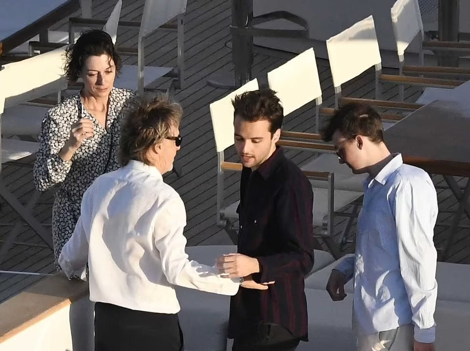 Как выглядит 80-ти летний Пол Макартни сегодня, июнь 2022: старейшему участнику Биттлз уже 80 лет, как прошло празднование его Дня Рождения?