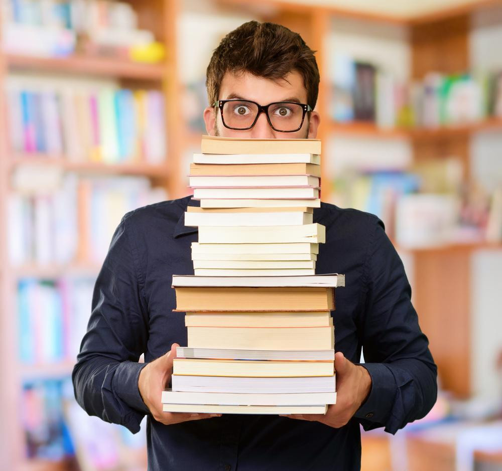 Ищите новые знания. Студент с книгами. Книга человек. Человек студент. Студенты в библиотеке.