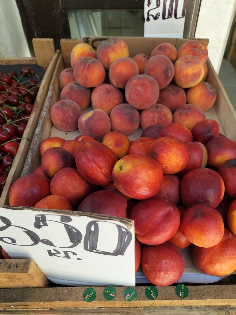 Небывалое снижение цен. Картошка по 15 рублей. Сколько стоят этим летом овощи и фрукты в Крыму - фото ценников с крымского рынка