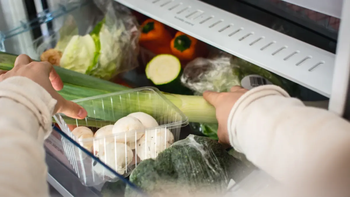 Не храните молоко в двери холодильника: где правильно разместить яйца и сыр в холодильнике?