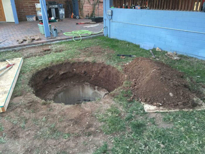 Этот человек пытается разгадать тайну своего двора, угадайте, что он обнаружил !