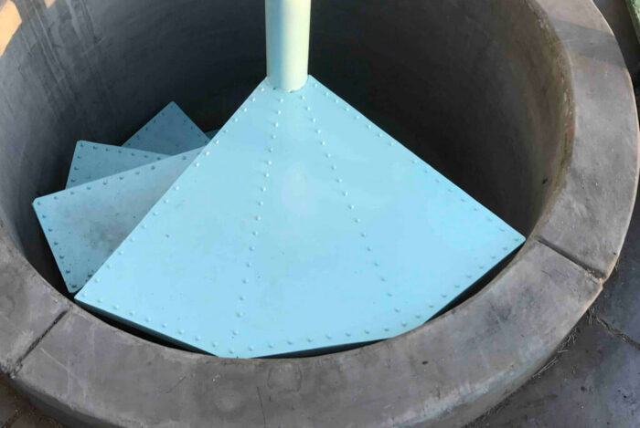 Этот человек пытается разгадать тайну своего двора, угадайте, что он обнаружил !