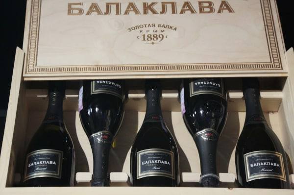 Российские рестораны начали заменять импортный алкоголь отечественным.