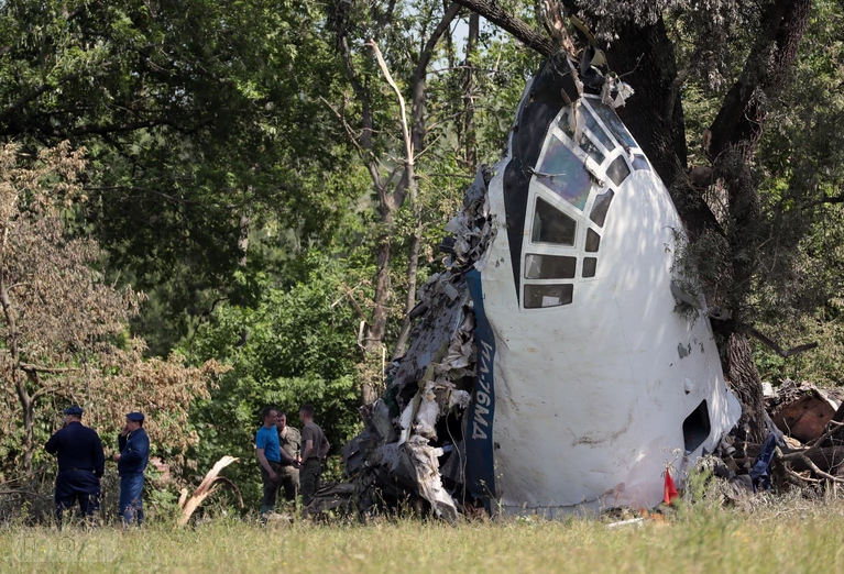 Российский самолет упал в 200 километрах от Москвы. Он уже горел, когда падал