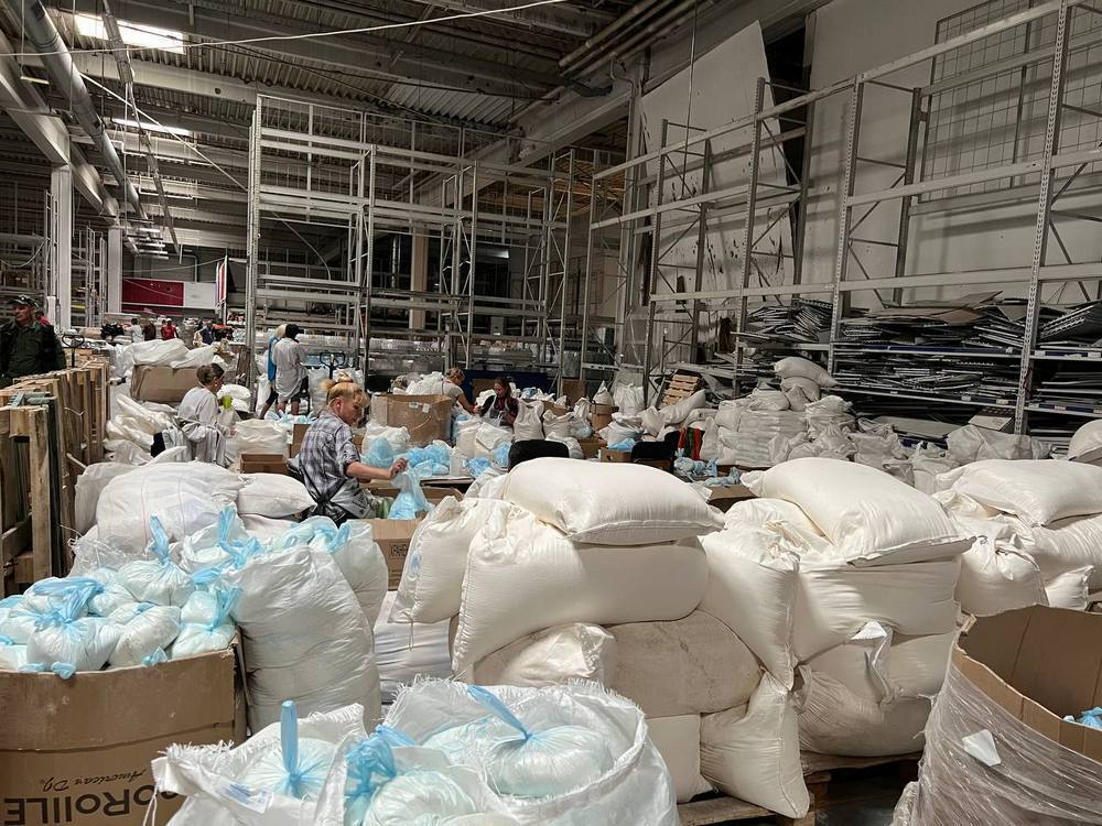 Зампредседателя Комитета Госдумы РФ по обороне Дмитрий Саблин проинспектировал работу гуманитарных центров «Единой России» в Мариуполе