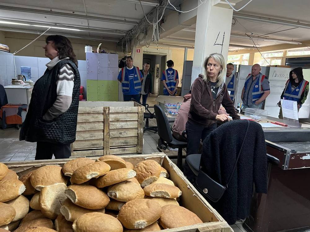 Зампредседателя Комитета Госдумы РФ по обороне Дмитрий Саблин проинспектировал работу гуманитарных центров «Единой России» в Мариуполе