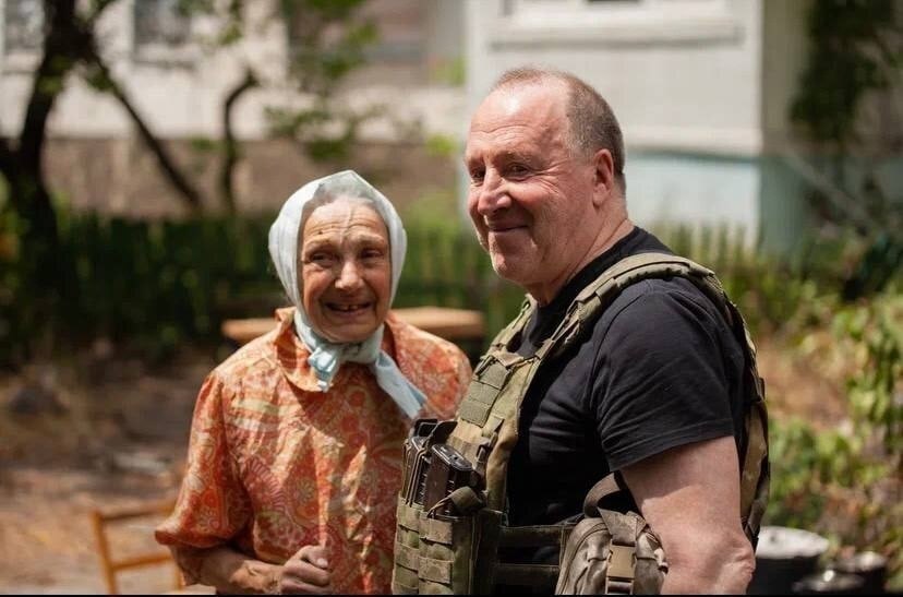 Актёры Владимир Стеклов и Руслан Банковский привезли в Северодонецк гуманитарку.