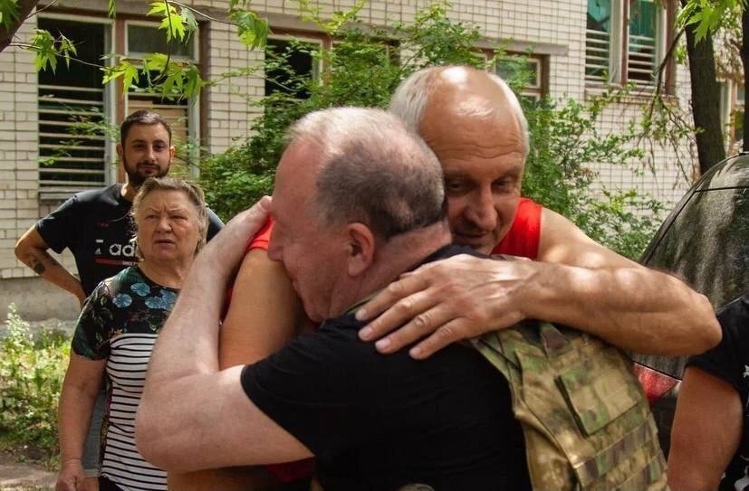 Актёры Владимир Стеклов и Руслан Банковский привезли в Северодонецк гуманитарку.