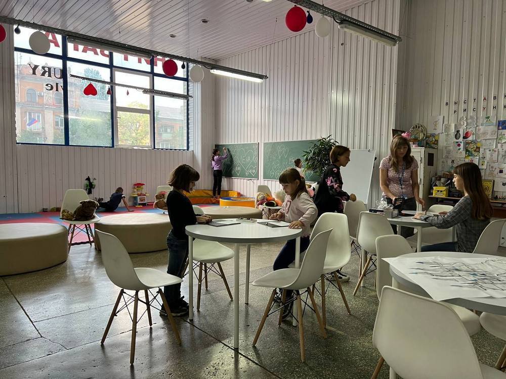 Зампредседателя Комитета Госдумы РФ по обороне Дмитрий Саблин проинспектировал работу гуманитарных центров «Единой России» в Мариуполе