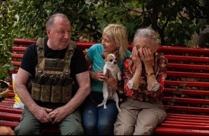 Актёры Владимир Стеклов и Руслан Банковский привезли в Северодонецк гуманитарку.