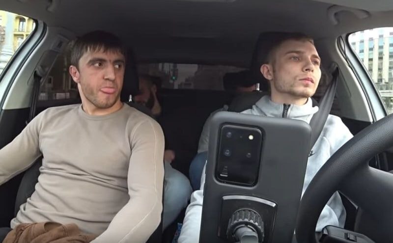 🚖 Росгвардия начала охранять таксистов в Москве. 14 водителей уже получили кнопку вызова правоохранителей, которую внедрили в мобильное приложение...