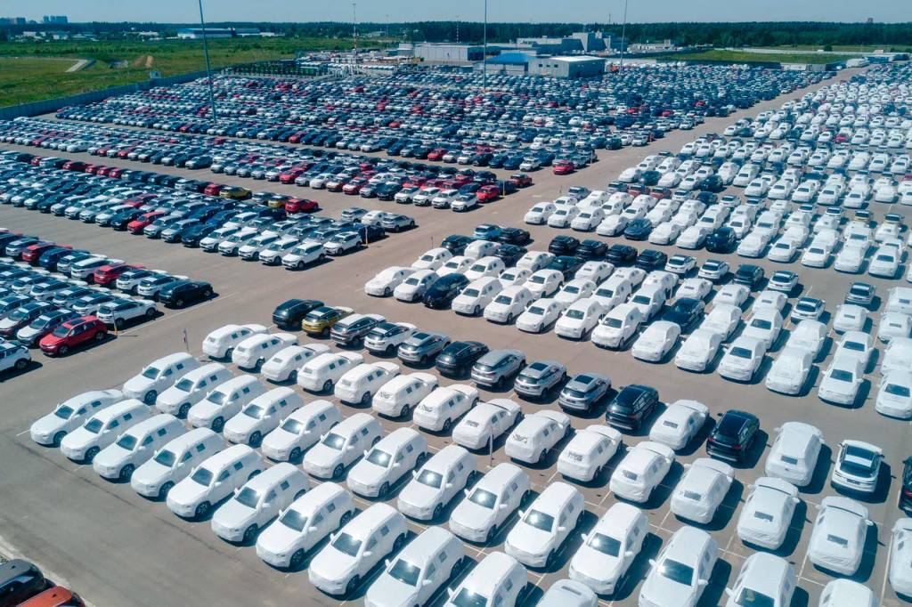 Никому не нужные иномарки пылятся на складе