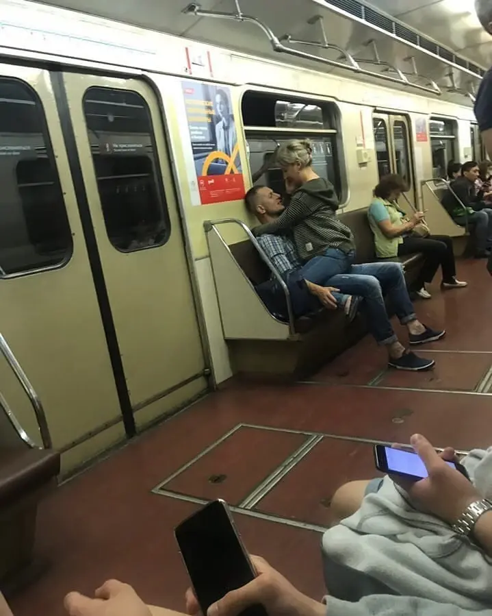 Как вы относитесь к подобным проявлениям чувств в общественных местах?