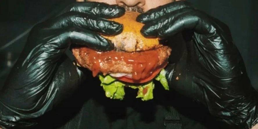 Шведская пищевая компания выпустила бургер со вкусом человечины.