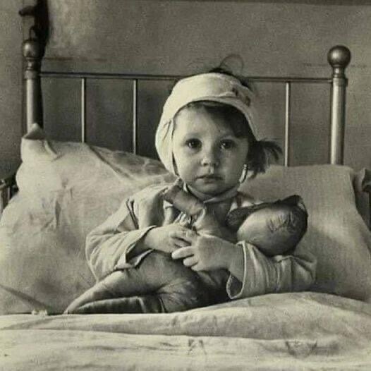 Одна девочка была эвакуирована во время блокады Ленинграда. Ее звали Леночка.