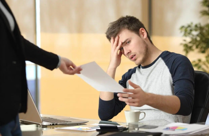 Может ли работодатель уволить за долги? Что делать, если уволили незаконно?