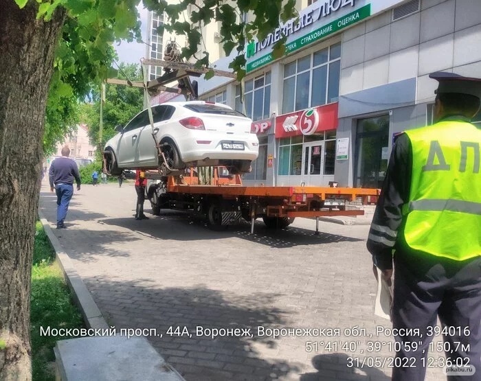 Вам нравится когда машины паркуются на пешеходной зоне