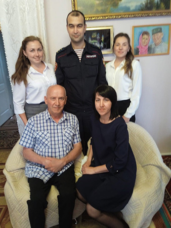 Росгвардейцы поздравили ветерана МВД с днем рождения