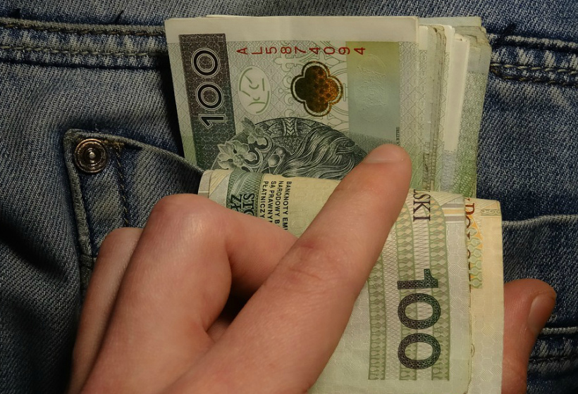 Лимитирует ли ЦБ валютные переводы за границу и можно ли переводить валюту с одного счета на другой из страны в страну?