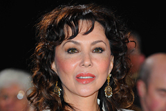 Популярная в 1980-х модель разорилась и пошла работать в супермаркет