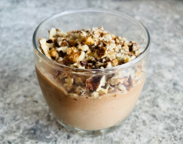 Бодрящий смузи-боул с кокосовым молоком и замороженным бананом