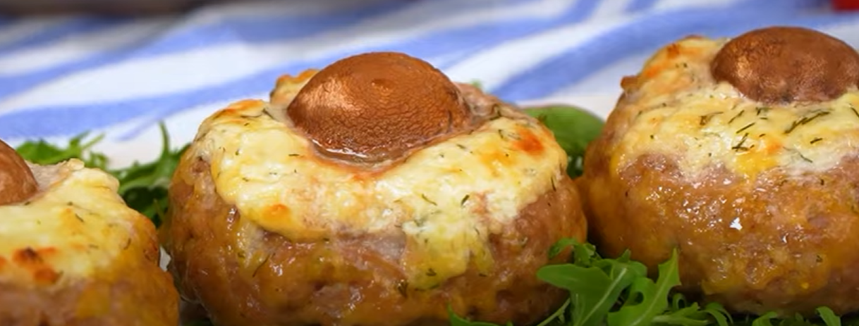 Гнездо из мясного фарша с грибами, креативный рецепт.